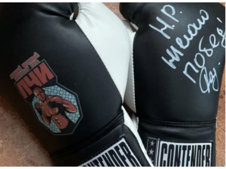 Жительница НСО продает боксерские перчатки с автографом Емельяненко за 3000
