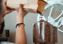 Ценители кофе уже давно утверждают, что добавление небольшого количества воды в зерна перед их помолом может изменить их вкус