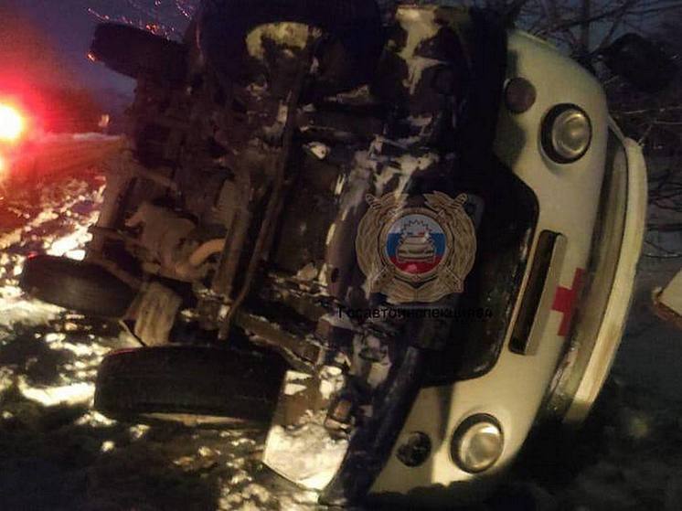 В Саратове на Кумысной поляне перевернулась машина скорой помощи, есть пострадавшие