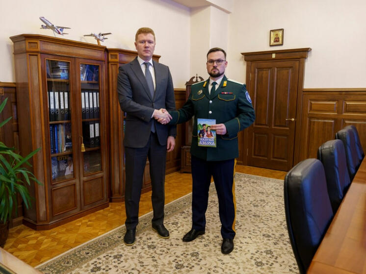 В Хабаровском крае атаману Уссурийского войскового казачьего общества вручили казачью азбуку