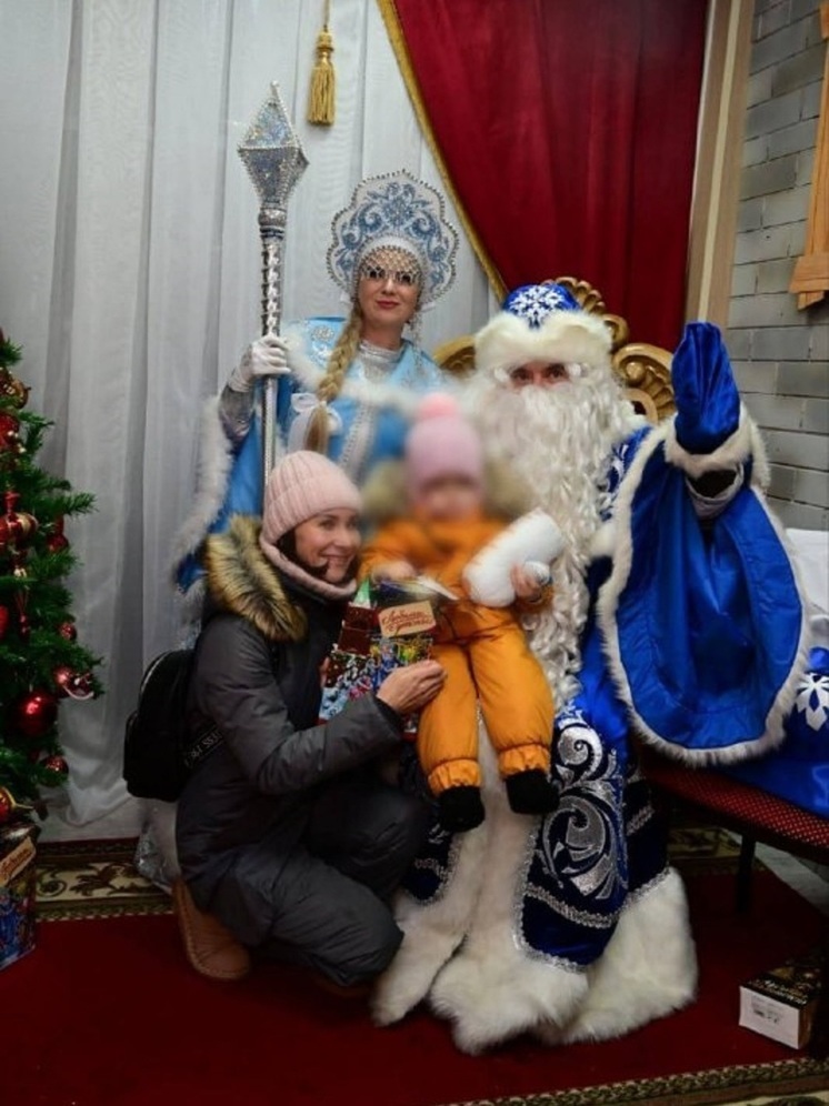 Глава Нового Уренгоя и спикер думы в образе Деда Мороза и Снегурочки поздравили детей с наступающим