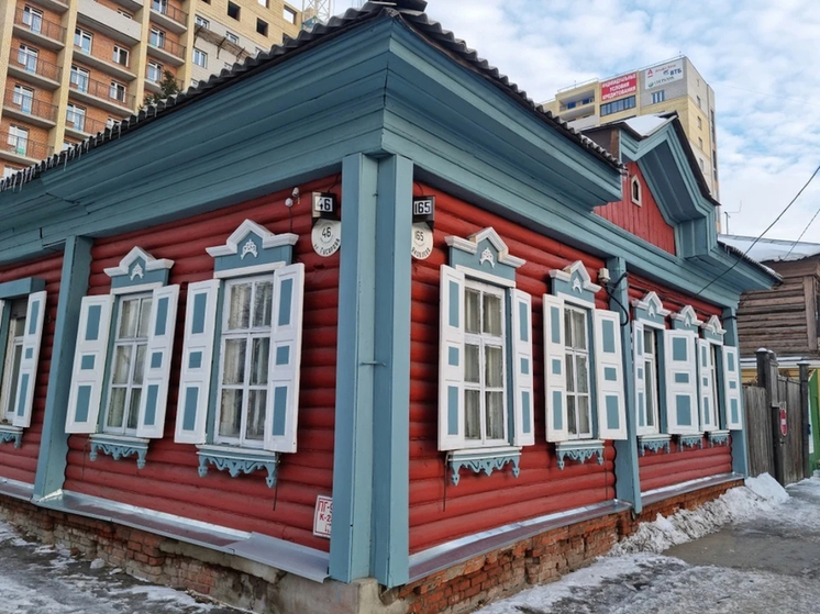 В Омске добровольцы покрасили старинный дом на улице Гусарова