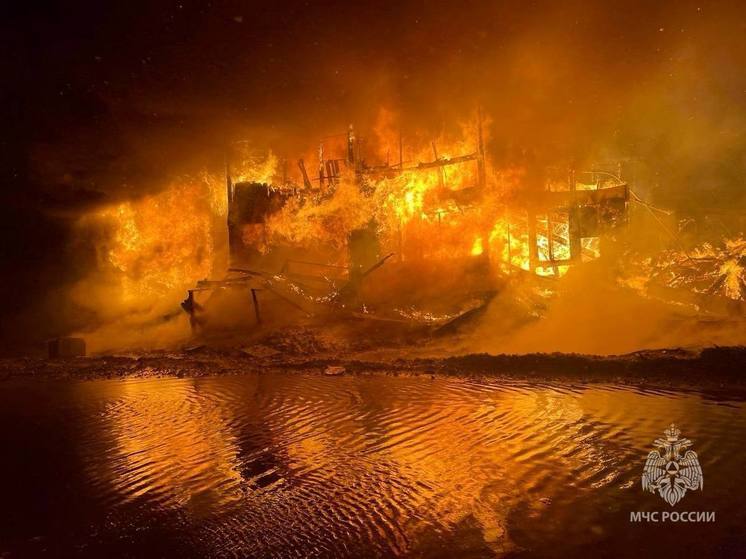 В Новом Уренгое серьезный пожар уничтожил расселенный дом