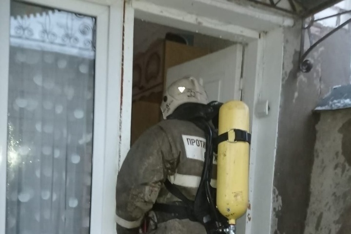 В Обояни Курской области пожар уничтожил крышу жилого дома