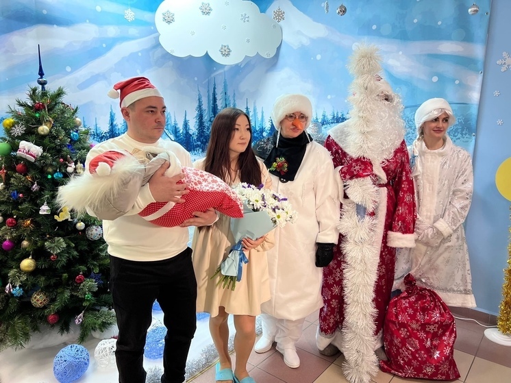 В перинатальном центре Салехарда новорожденных наряжают в шапочки Деда Мороза
