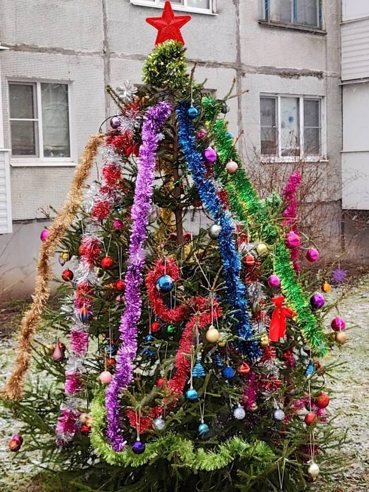 Конкурс на лучшую новогоднюю елку двора проводят в Великих Луках