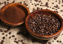 Перемалывать кофейные зерна ученые советуют с добавлением воды: что это дает
