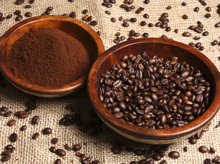 Перемалывать кофейные зерна ученые советуют с добавлением воды: что это дает