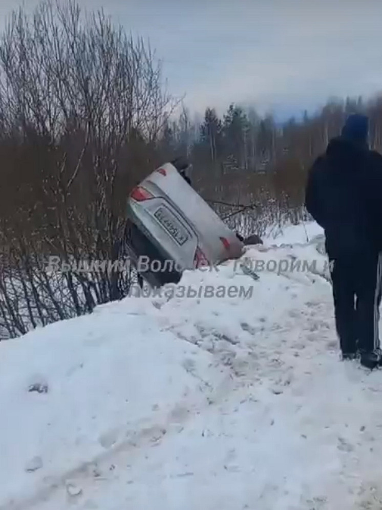 В Тверской области иномарка оказалась в кювете из-за лихача