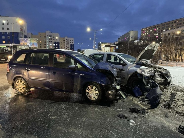 В Североморске водитель и пассажир Renault пострадали при ДТП