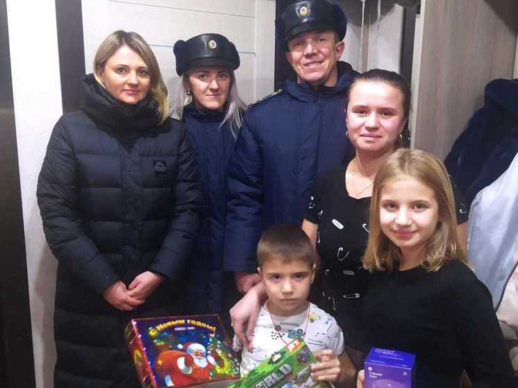 Приставы исполнили новогоднюю мечту юной орловчанки
