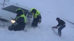 Машины в снежном плену: видео сильной метели в Челябинской области
