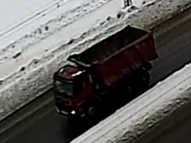 Водитель развернул самосвал поперек дороги в Петрозаводске, чтобы не сбить пешеходов