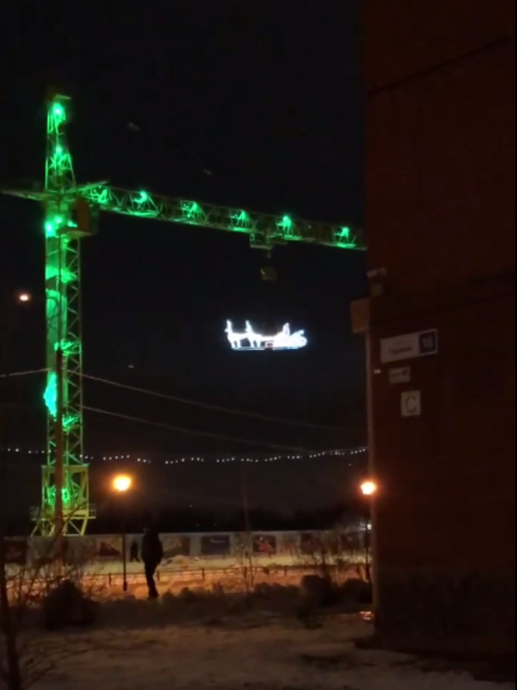 По-новогоднему нарядили башенный кран в подмосковном Жуковском