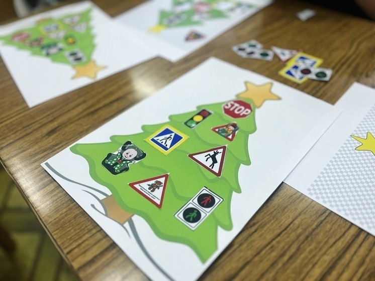 В Смоленске полицейские и дети украсили новогоднюю елку дорожными знаками