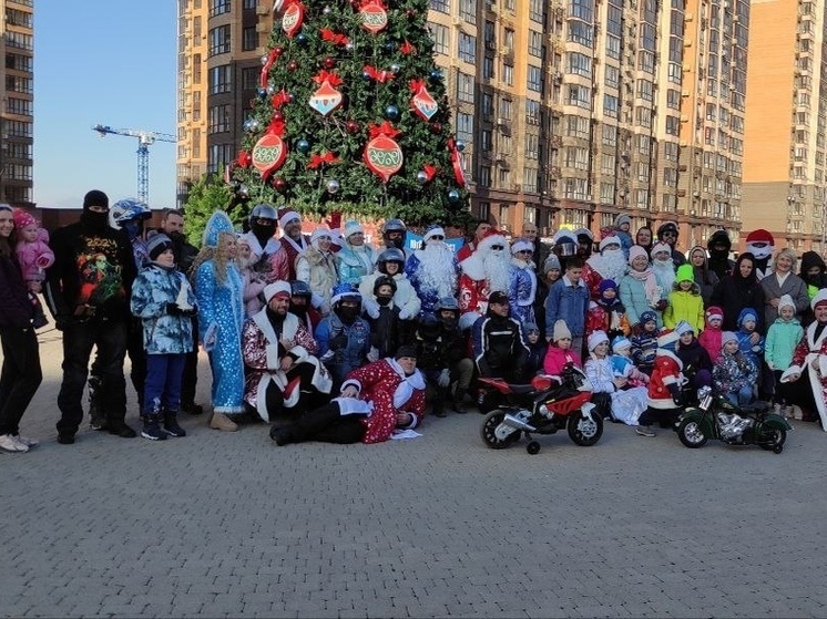 Байкеры прокатились по Краснодару в костюмах Дедов Морозов и Снегурочек и поздравили детей с нарушением слуха
