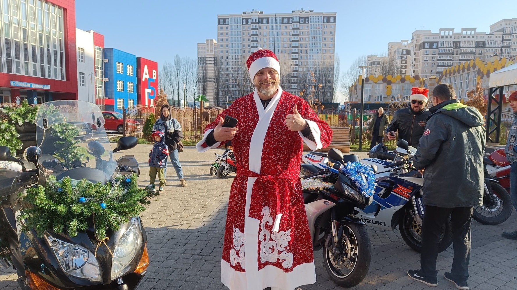 В Краснодаре прошел мото-парад Дедов Морозов и Снегурочек: яркие кадры с мероприятия