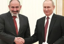 Президент России Владимир Путин переговорил с премьером Армении Николом Пашиняном на экскурсии по музею-заповеднику «Павловск»