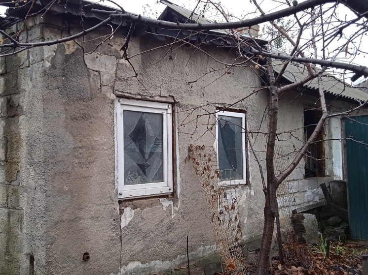 Беспилотник ВСУ сбросил взрывоопасный предмет на жилой дом в Ясиноватой