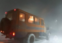 В Оренбургской области на закрытых участках трасс метель стихла, что позволило всем видам транспорта начать движение