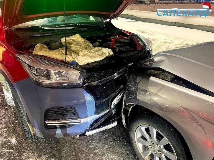 Двое пострадали в лобовом столкновении авто в Салехарде