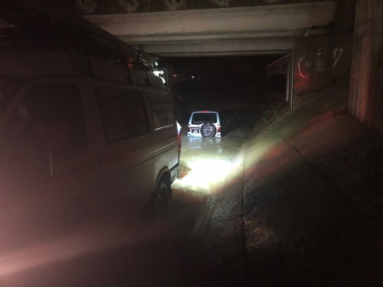 Туапсинские спасатели помогли женщине, чей автомобиль начало смывать в реку