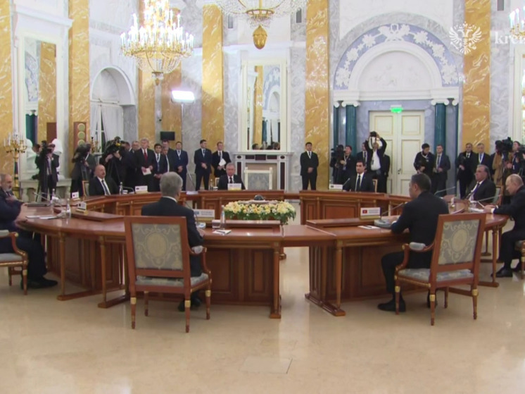 После этого даже Алиев и Пашинян пожали руки друг другу