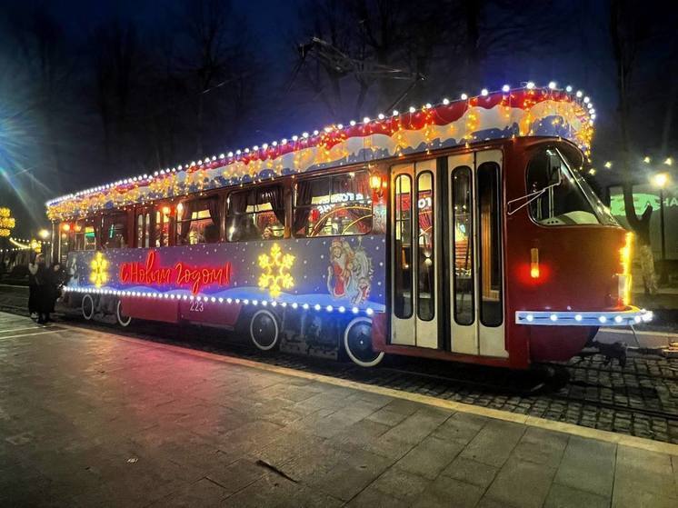 Жители Владикавказа могут бесплатно прокатиться на новогоднем трамвае