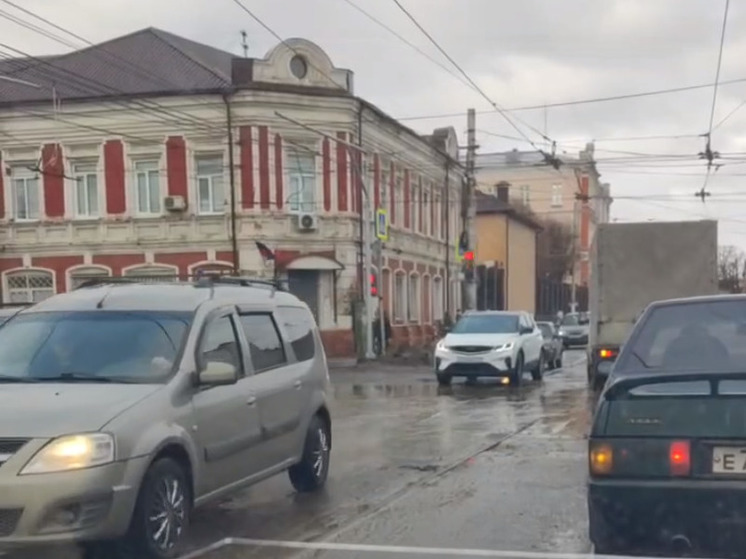 Курских водителей предупредили об опасной яме-ловушке на улице Красной Армии