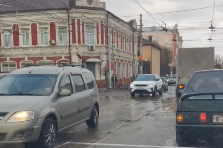 Курских водителей предупредили об опасной яме-ловушке на улице Красной Армии