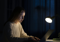 Офтальмолог Татьяна Шилова рассказала, к чему может привести длительное нахождение за компьютером по вечерам
