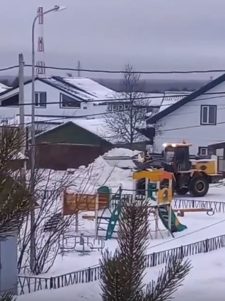 В Ноябрьске погрузчик завалил снегом с дороги детскую площадку
