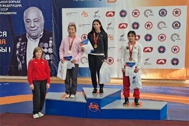 Спортсменки из Хакасии выиграли соревнования по вольной борьбе