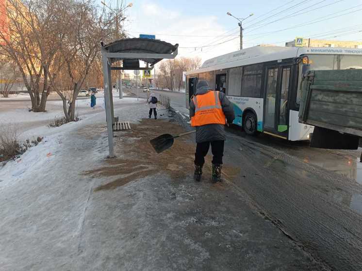 Около 180 рабочих будут устранять гололёд на омских дорогах и тротуарах