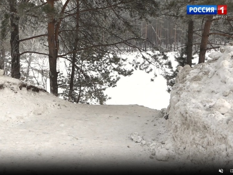 В Барнауле завершают строительство знаменитой горки дедушки Славы