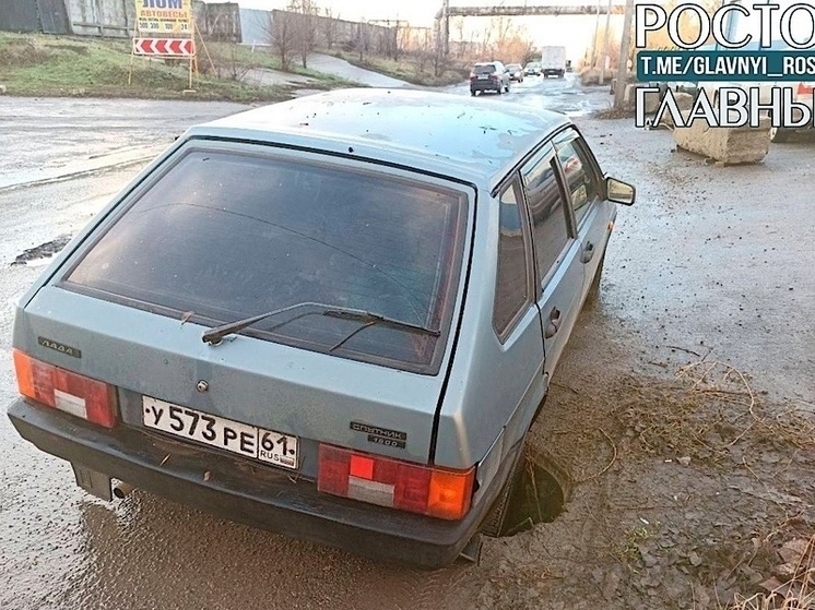 В Ростове на Машиностроительном авто застрял в открытом люке