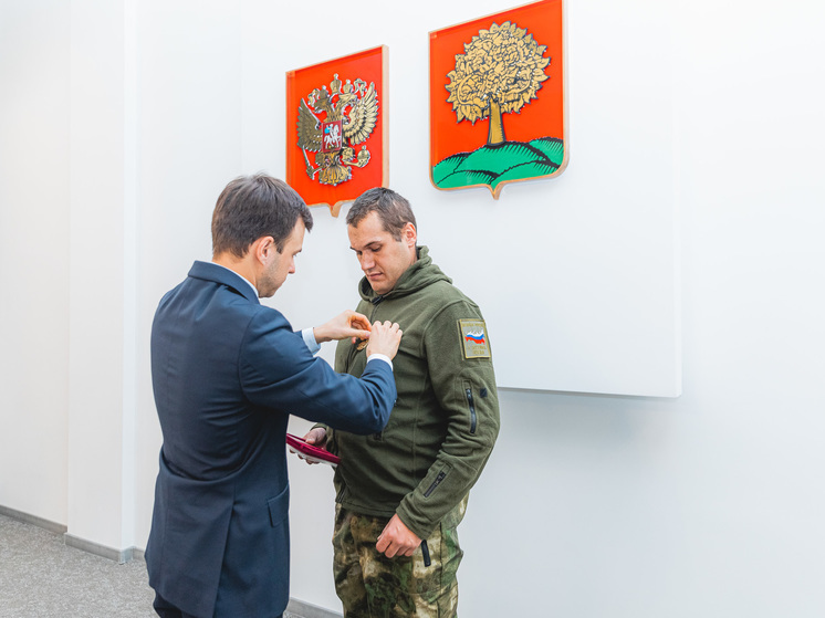 Липецкий военнослужащий получил награду за спасение товарища из-под огня