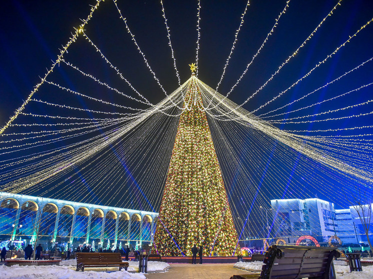 Бишкекская новогодняя елка вошла в десятку самых высоких в СНГ