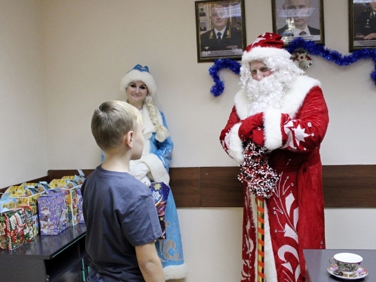В Надыме полицейский Дед Мороз поздравил детей мобилизованных силовиков с Новым годом
