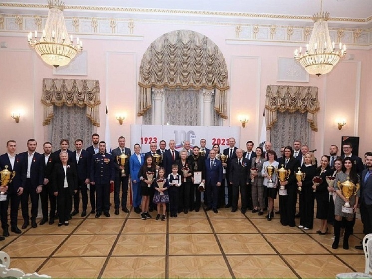 Министр спорта РФ Олег Матыцин вручил туляку золотой знак отличия комплекса ГТО