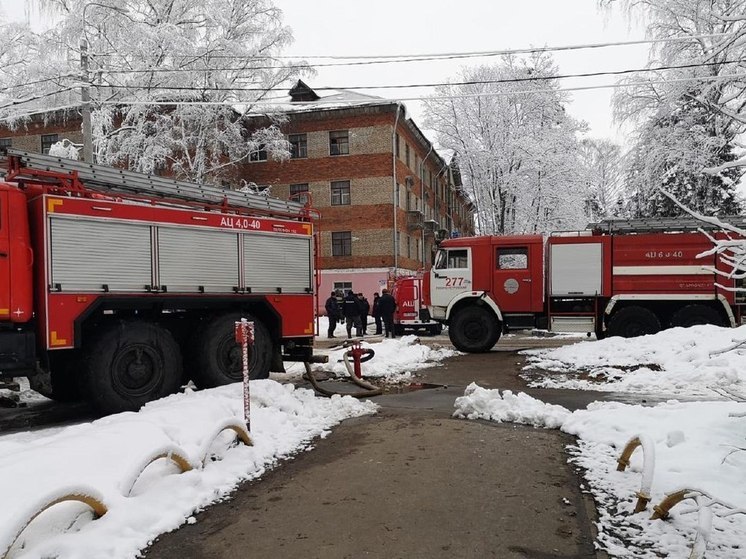 Пожарные вывели из горящего общежития в Щелково 25 человек