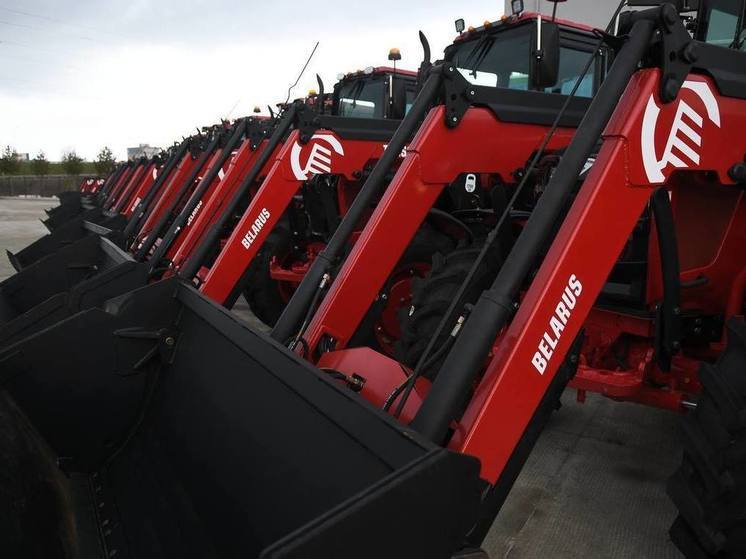 Краснодарские власти закупили 11 тракторов и 4 экскаватора для коммунальных нужд города
