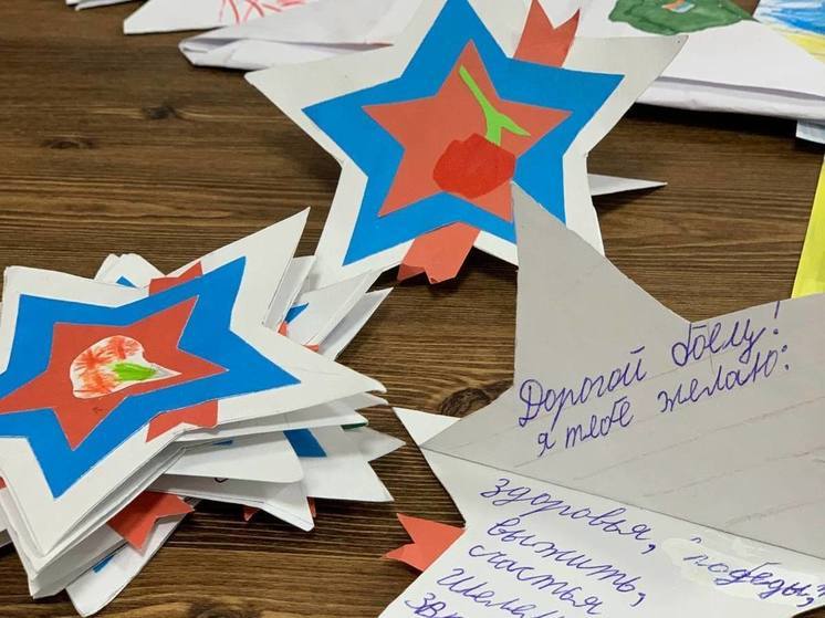 В Мужах школьники и учителя собрали для бойцов СВО продукты и написали письма