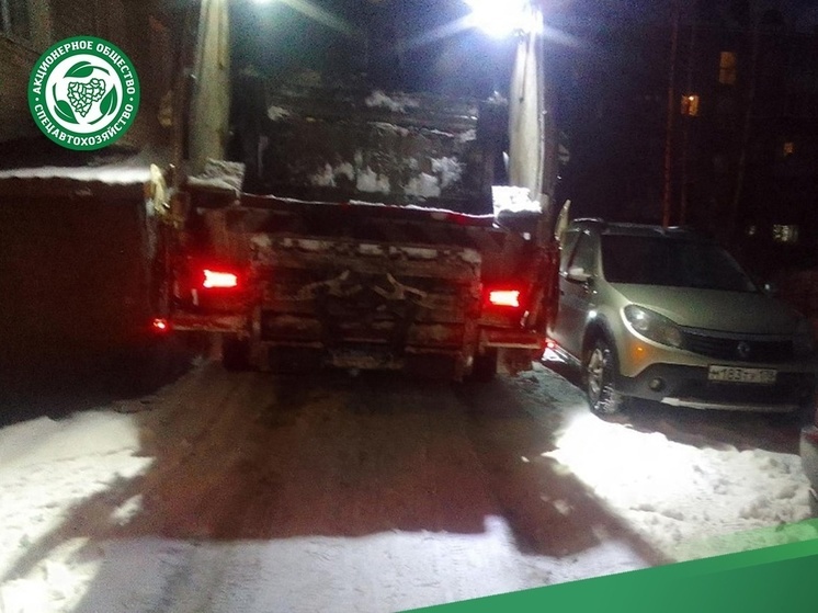Смоленское «Спецавтохозяйство» призывает автомобилистов не парковаться на контейнерных площадках
