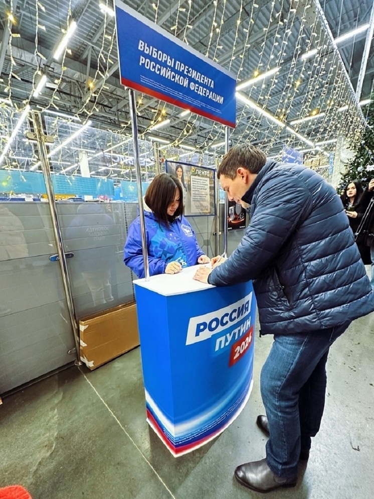 В Ноябрьске собирают подписи в поддержку выдвижения Путина на пост президента РФ