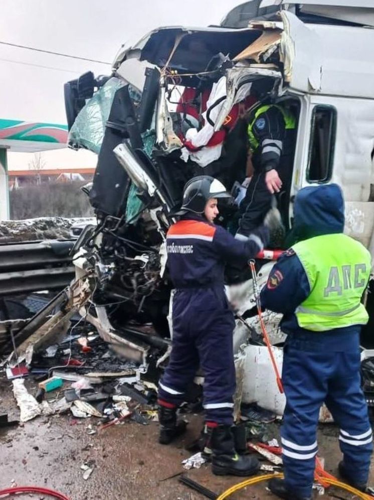 Водителя зажало в кабине в крупной аварии под Подольском