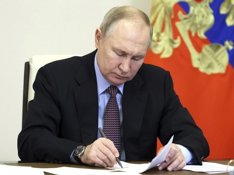 Песков: президент Путин работал в Санкт-Петербурге во вторник до двух часов ночи