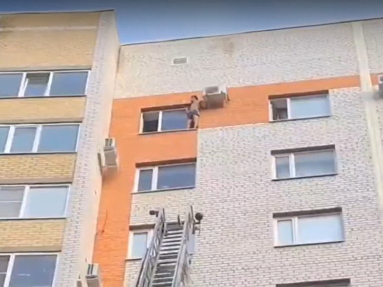 В Ставрополе мужчина в трусах повис на кондиционере на 12-м этаже