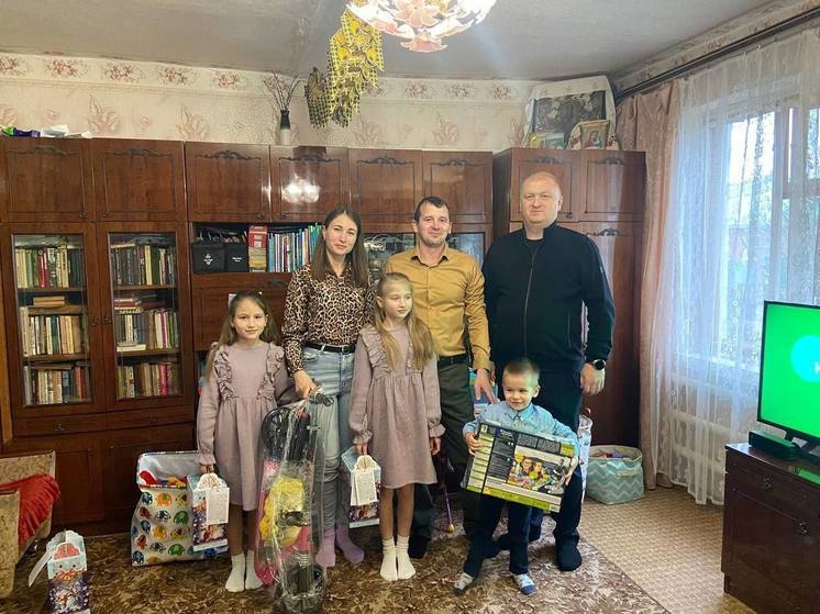 Глава белгородского Минздрава вручил подарок юной белгородке в рамках акции «Елка желаний»