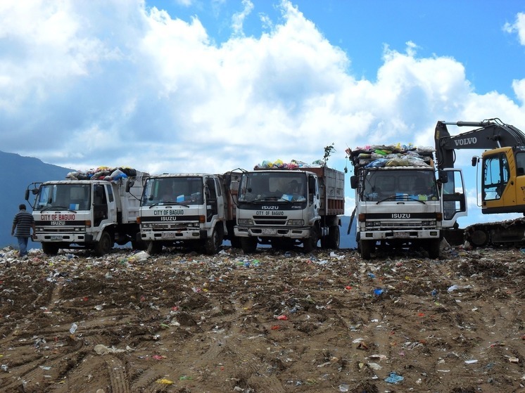 Петербургский бизнесмен получил 95 процентов рынка перевозок мусора в Ленобласти